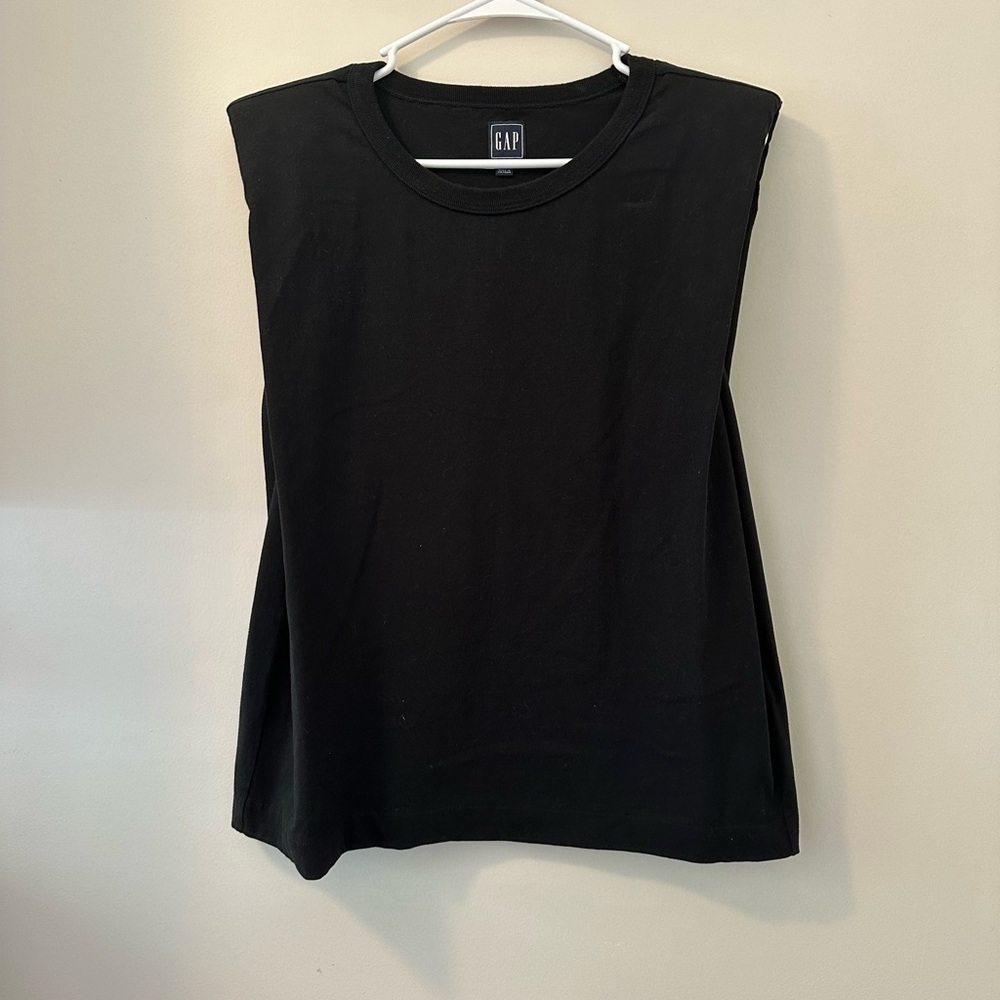 Gap black muscle tshirt with shoulder pads
